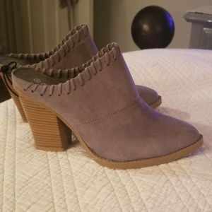 BEAUTIFUL GRAY SUEDE CLOGS